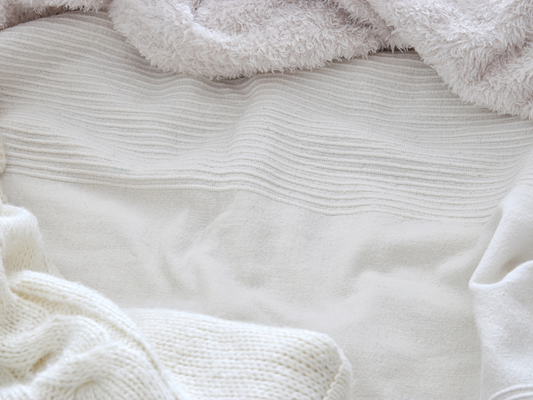 Empty baby bed symbolizing sudden death of a baby and first 48 hours grief challenges.